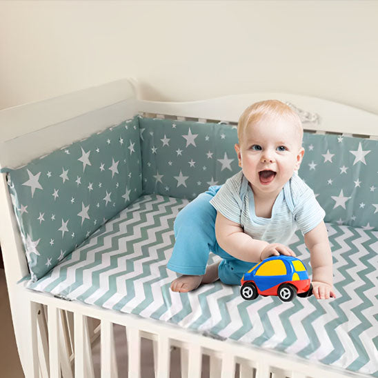 bébé joue rassuré tour de lit bébé