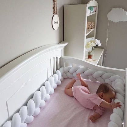 bébé joue tresse de lit bébé