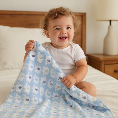 bébé joyeux avec couverture bebe éléphanteau