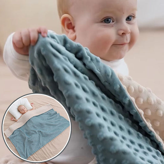 bébé joyeux dans couverture bébé