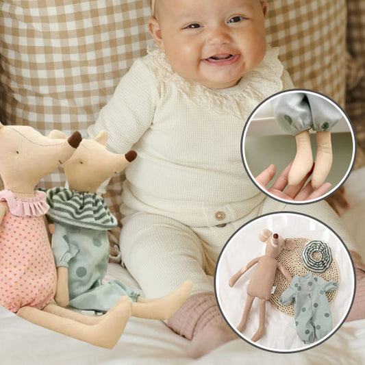 bébé rigole avec son doudou souris