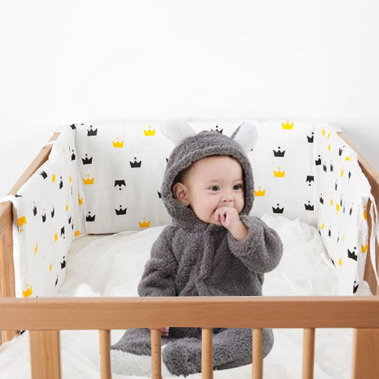 bébé serein avec tour de lit bébé