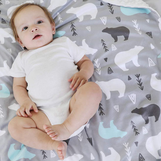 bébé sur sa couverture bébé douce
