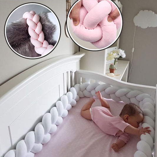 bébé touche tresse de lit bébé