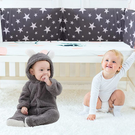 bébés contents avec tour de lit bébé