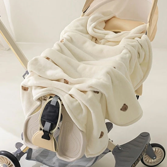 couverture bébé beige sur landau