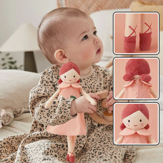 doudou poupée dans les bras fillette