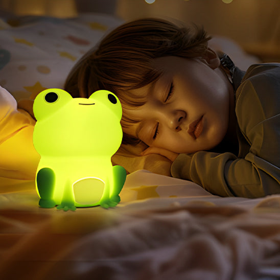 fillette endormie avec veilleuse bébé grenouille