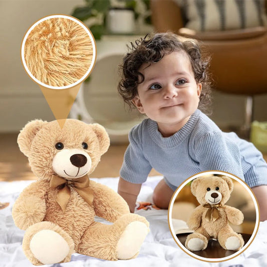 fillette joue avec ours en peluche