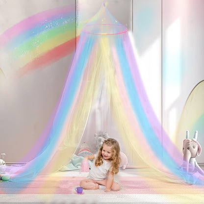 fillette joue sous ciel de lit arc en ciel