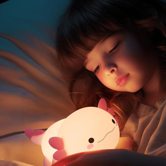 fillette rassurée avec sa veilleuse bébé