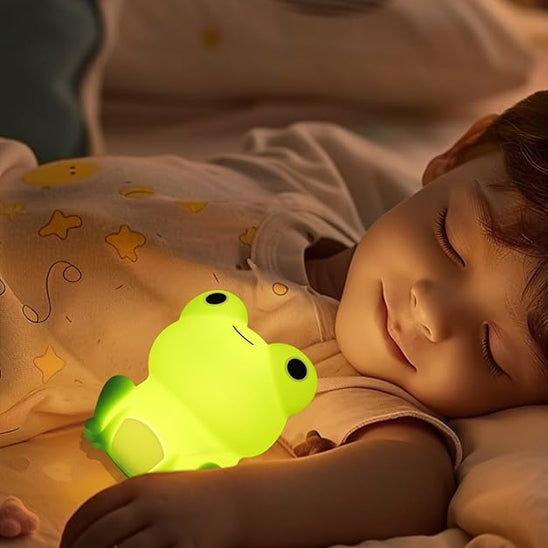 garçon avec sa veilleuse bébé grenouille