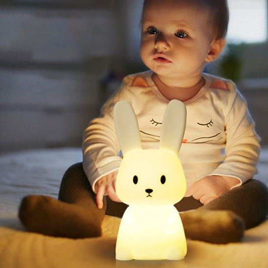 garçonnet joue avec sa veilleuse bébé
