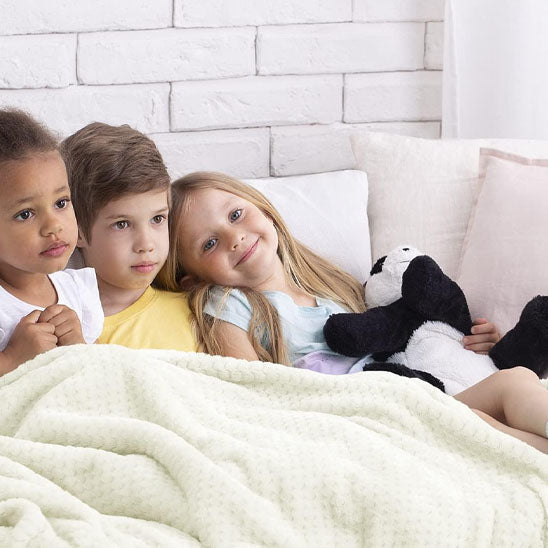 les enfants se réchauffent avec couverture bébé