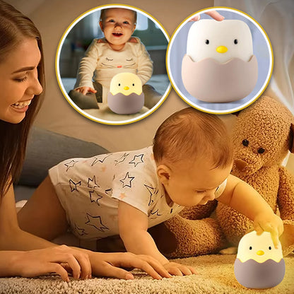 maman et bébé rigolent à la lumière de la veilleuse bébé