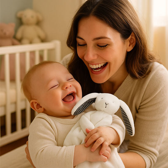 maman et bébé rigolent avec doudou bébé