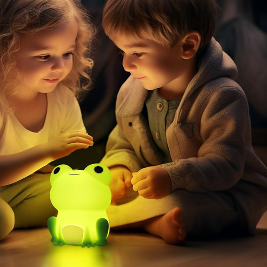 soeur et frère jouent veilleuse bébé grenouille